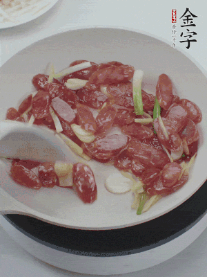 熱鍋爆香姜蒜片，下香腸炒出香味。