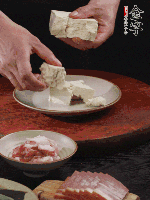 一塊老豆腐掰成大塊。