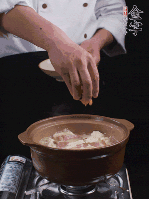 下蝦仁干，煮5分鐘。撒蒜葉，煮1分鐘。