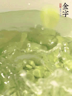 新鮮蠶豆熱水焯水30秒，然后浸入涼水。