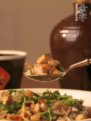 出鍋前嘗味，味淡加點(diǎn)鹽。