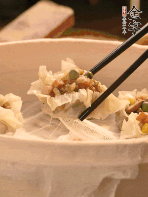 包好的燒賣(mài)放在蒸籠上，水開(kāi)后蒸8分鐘左右。