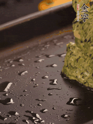 熱鍋擦一下油，下面糊攤平。