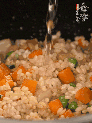 把食材轉(zhuǎn)移到電飯鍋中，倒入點(diǎn)清水，正常煮飯。