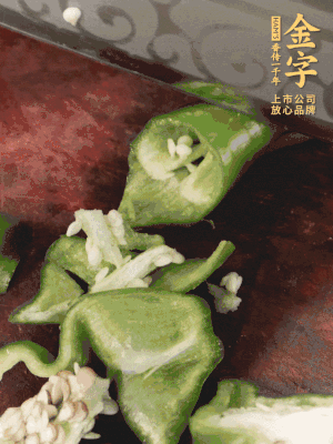 辣椒洗凈斜切成段，蒜切片。