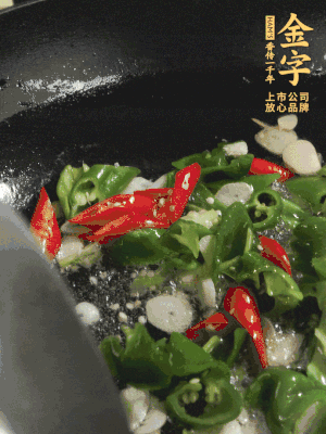 起鍋燒油，加辣椒、蒜片大火翻炒出香味。