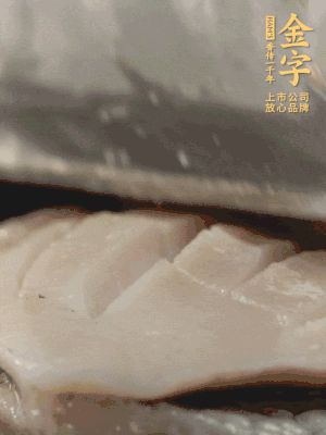 鮑魚用勺子撬出來，去掉內(nèi)臟和牙齒，加面粉、白醋、鹽、啤酒抓一下，清水洗凈，切花刀。