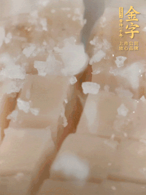 鮑魚中加點鹽、蠔油抓拌一下。