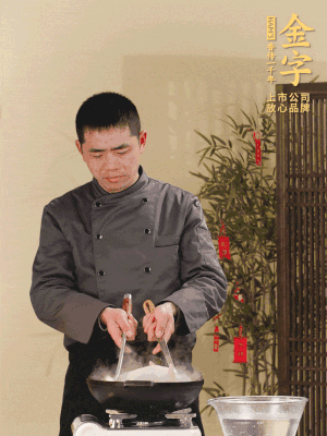 整只土雞冷水下鍋，加蔥姜、料酒焯水，撈出后用溫水清洗干凈。