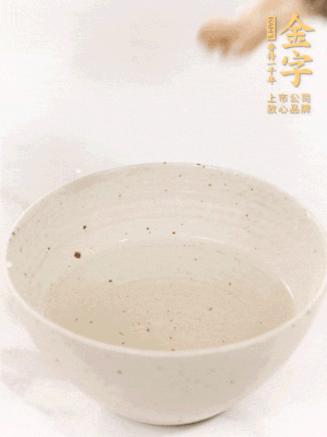 羊肚菌流水洗凈2遍后，溫水泡發(fā)15-20分鐘。