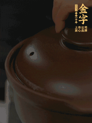 雞、火腿、姜片一起放入砂鍋中，大火轉(zhuǎn)小火燉2小時。