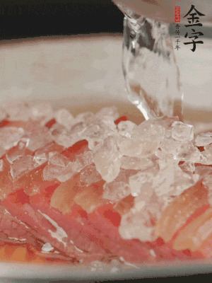 依舊放上冰糖100g、黃酒100g、水200g，鍋中再蒸15分鐘。