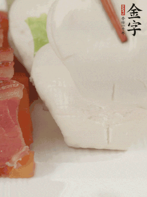 生菜切段，放入荷葉夾。