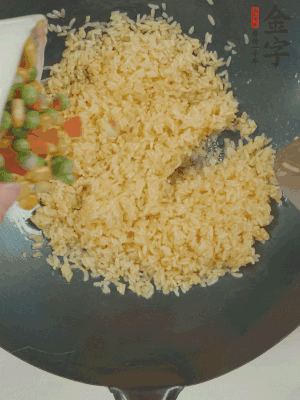 下豌豆粒、胡蘿卜粒、玉米粒。（買現(xiàn)成冷凍的雜菜即可，非常方便）