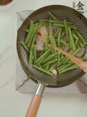 下掰好的缸豆段翻炒，略燜煮。