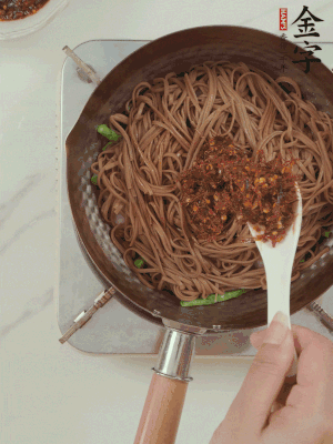 下蕎麥面，淋上少許醬油，加2勺金字火腿大師醬略翻炒即可。