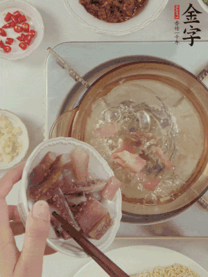 魷魚(yú)熱水下鍋，焯水備用。