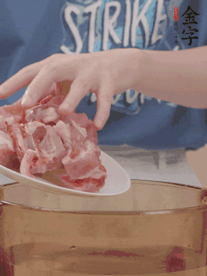 排骨剁小塊，加姜片、料酒沸水下鍋焯水。