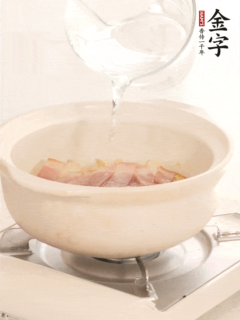 放入火腿片,加開水,再加入豆腐