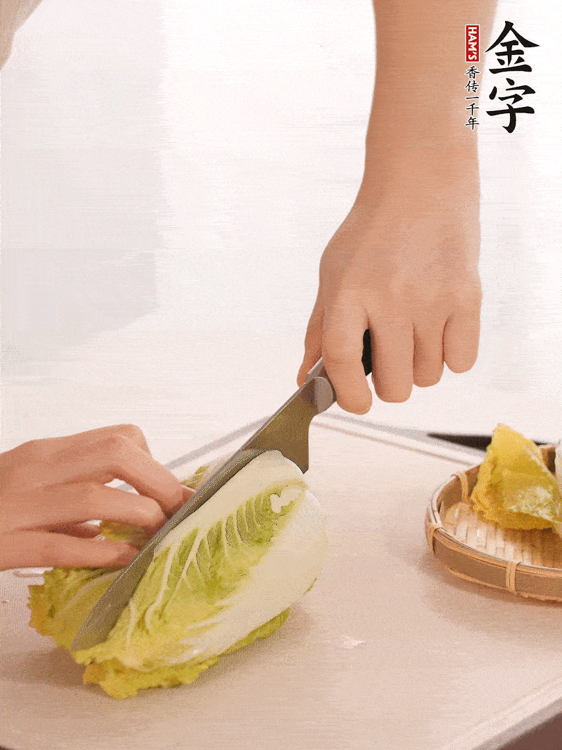 生姜切末，白菜改刀成成塊。