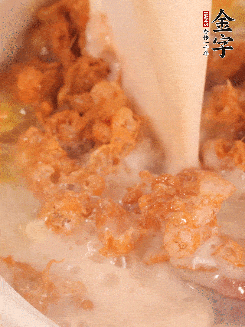 加入蛋酥再煨煮2分鐘，加入豆?jié){。