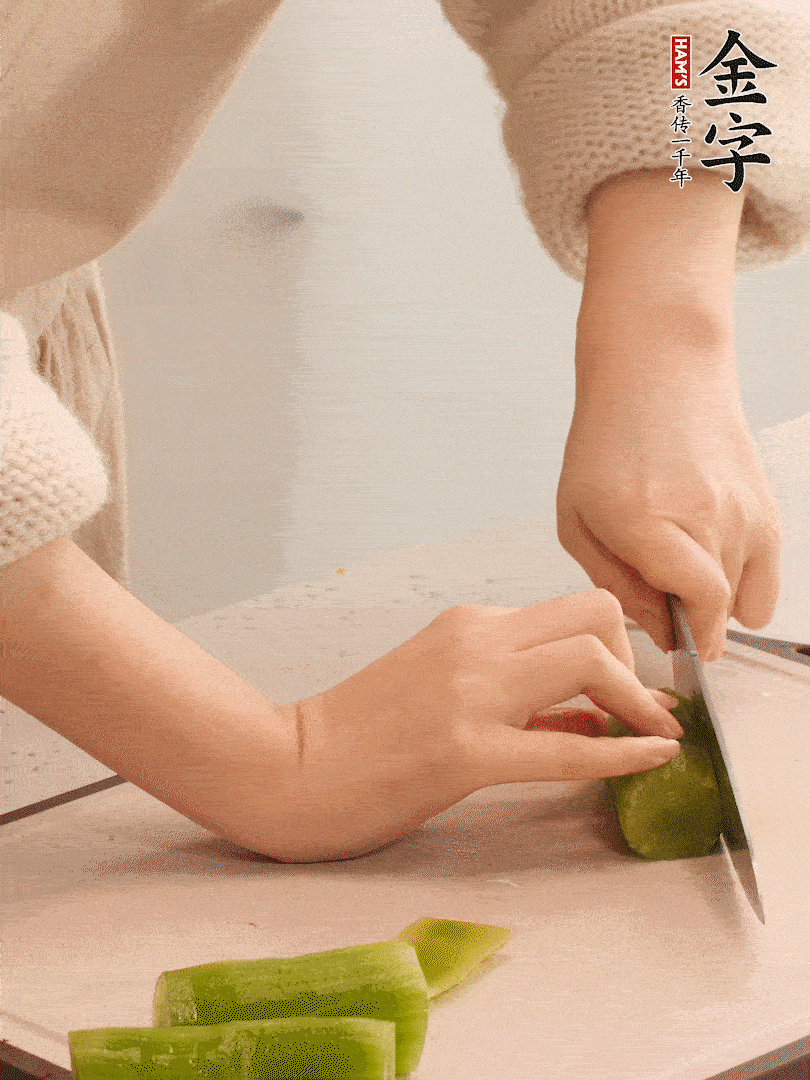 萵筍和白蘿卜用擦絲器擦成細絲。