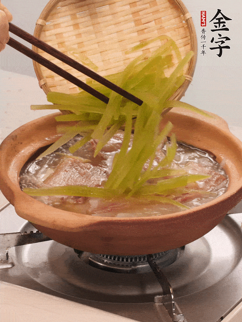 倒入熱水煮開后，轉(zhuǎn)小火燉煮10分鐘，呈奶白色湯底。