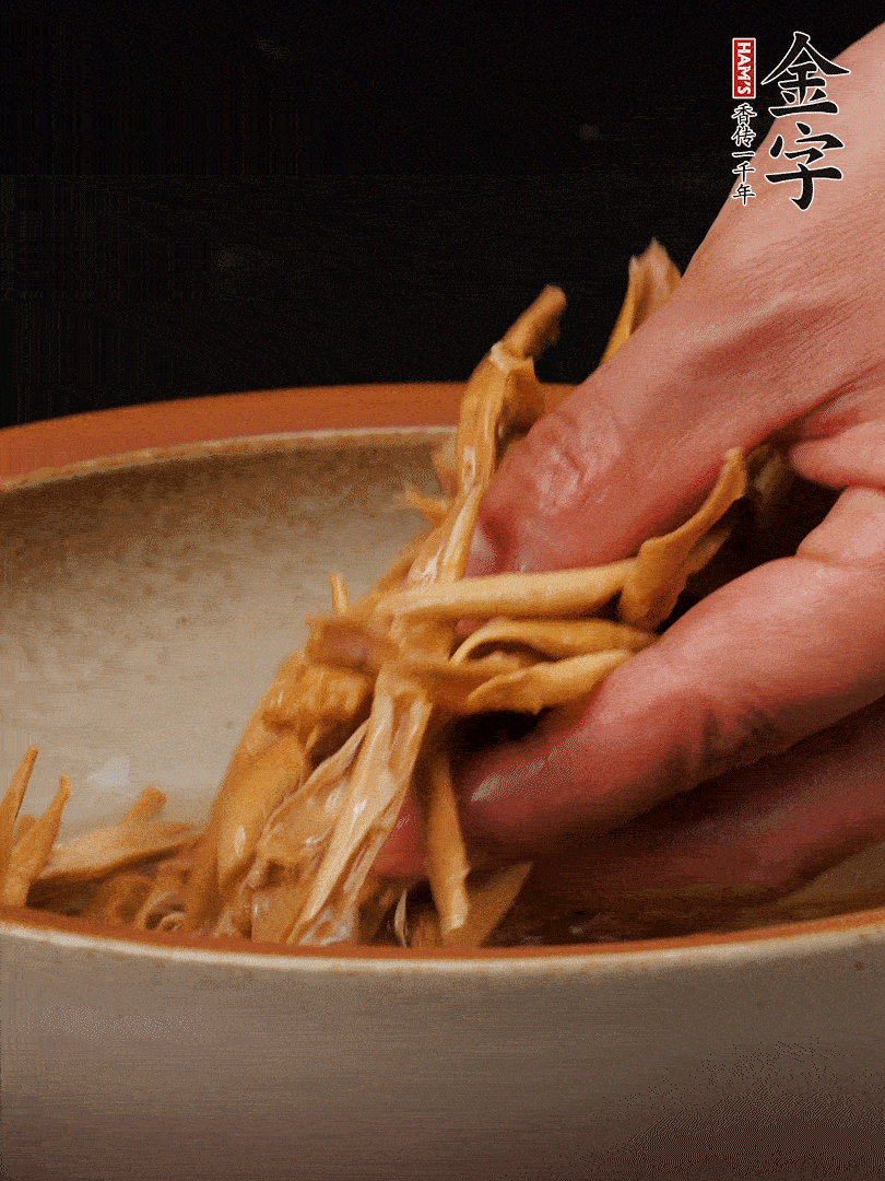 農(nóng)家土筍尖提前泡軟，用刀劃成細絲，這樣會更加入味。