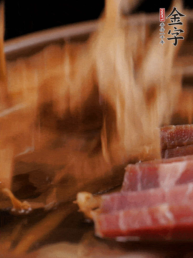 大筒骨、金字火腿、姜片、黃酒一起放入砂鍋，加筍干燉煮40分鐘。（如果家里有高壓鍋，用高壓鍋把高湯壓出來更鮮濃。）