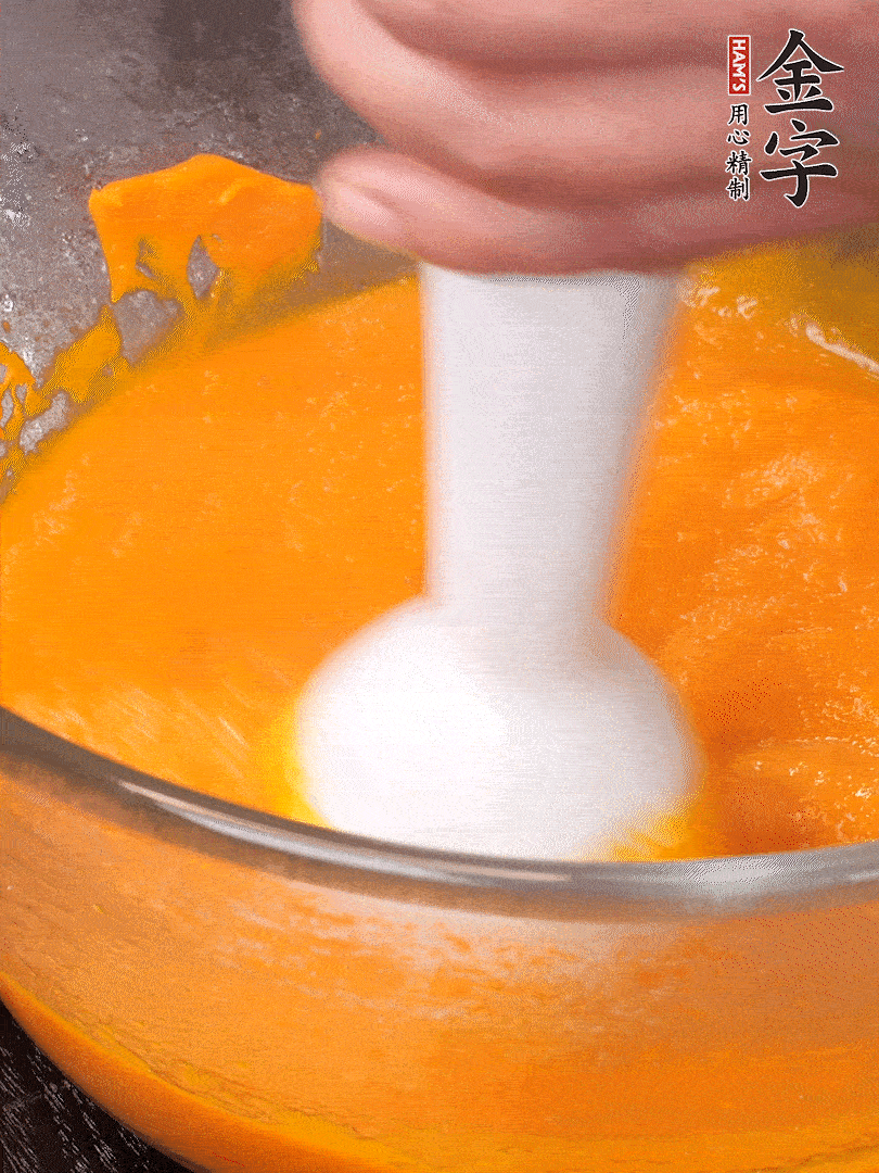300g南瓜，去皮去瓤切滾刀塊，大火蒸8分鐘，料理機(jī)打成泥，篩網(wǎng)過篩成泥