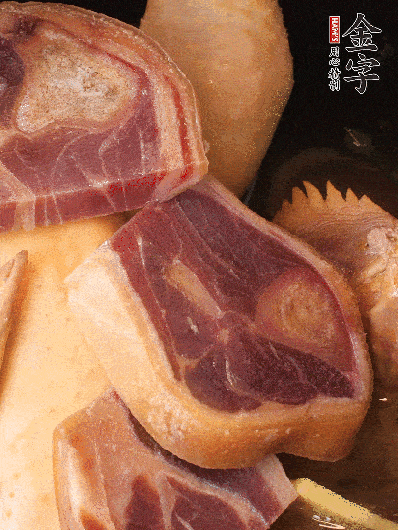火踵、老母雞加蔥、姜、料酒、清水，大火燒開后轉(zhuǎn)小火，燉1小時