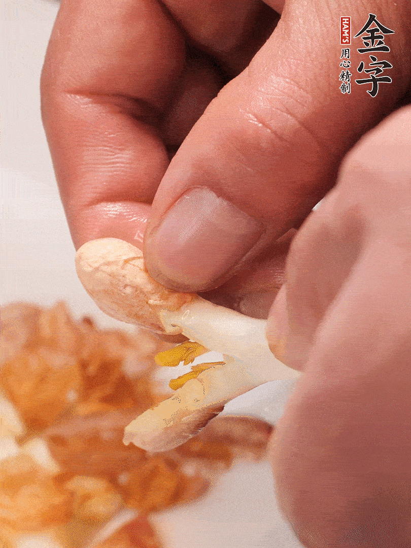 花生芽切段。開(kāi)水焯水1分鐘，去掉頂部的花生皮