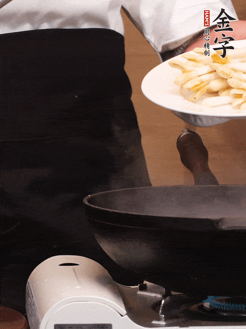 鍋中少許油，下花生芽