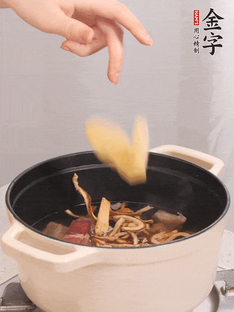 加入青、紅蘿卜再煲20小時(shí)。