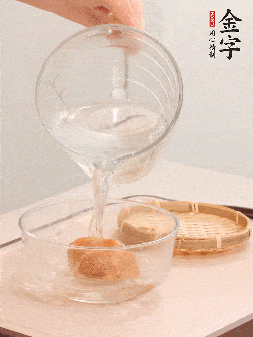 猴頭菇至少泡發(fā)半小時，將浸泡后的黃水擠干；