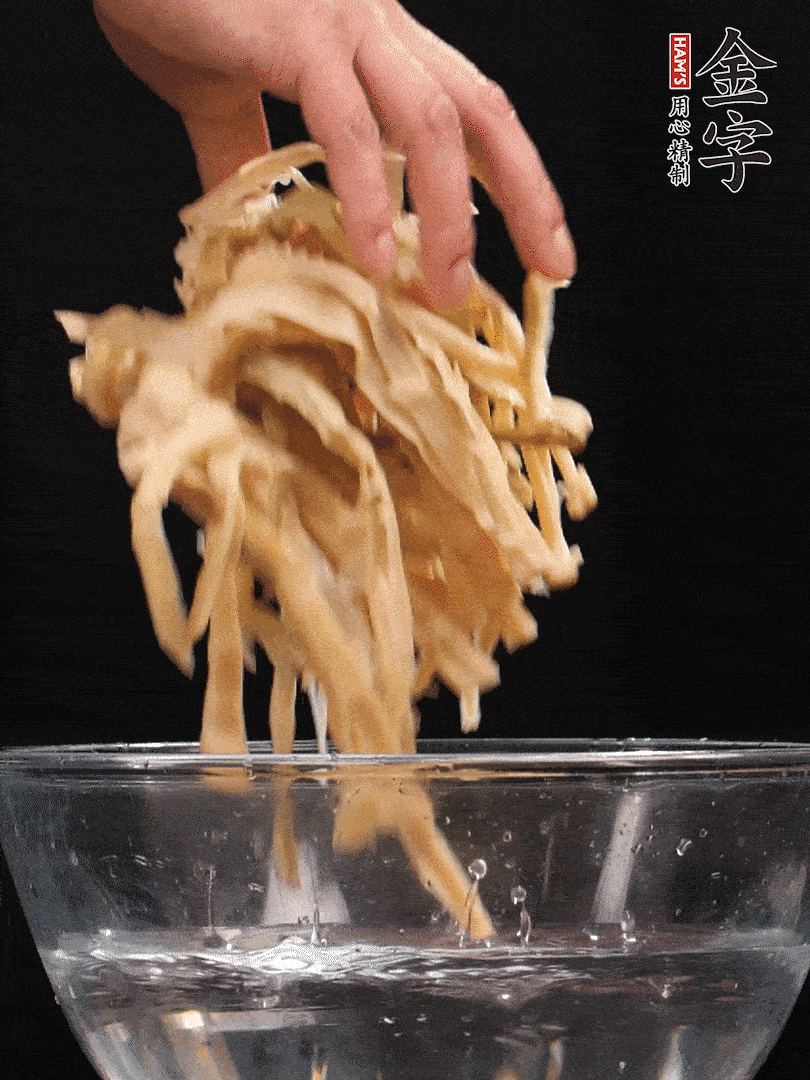 天目山筍干1把，清洗表面鹽分，用手撕成長(zhǎng)條