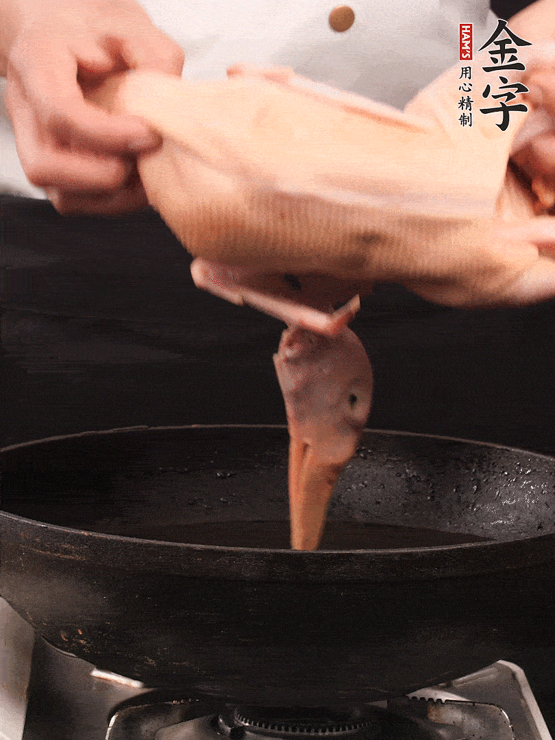 處理干凈的老鴨1只，黃酒小半碗，姜幾片，一起放入冷水，煮沸焯水3分鐘，去除血沫