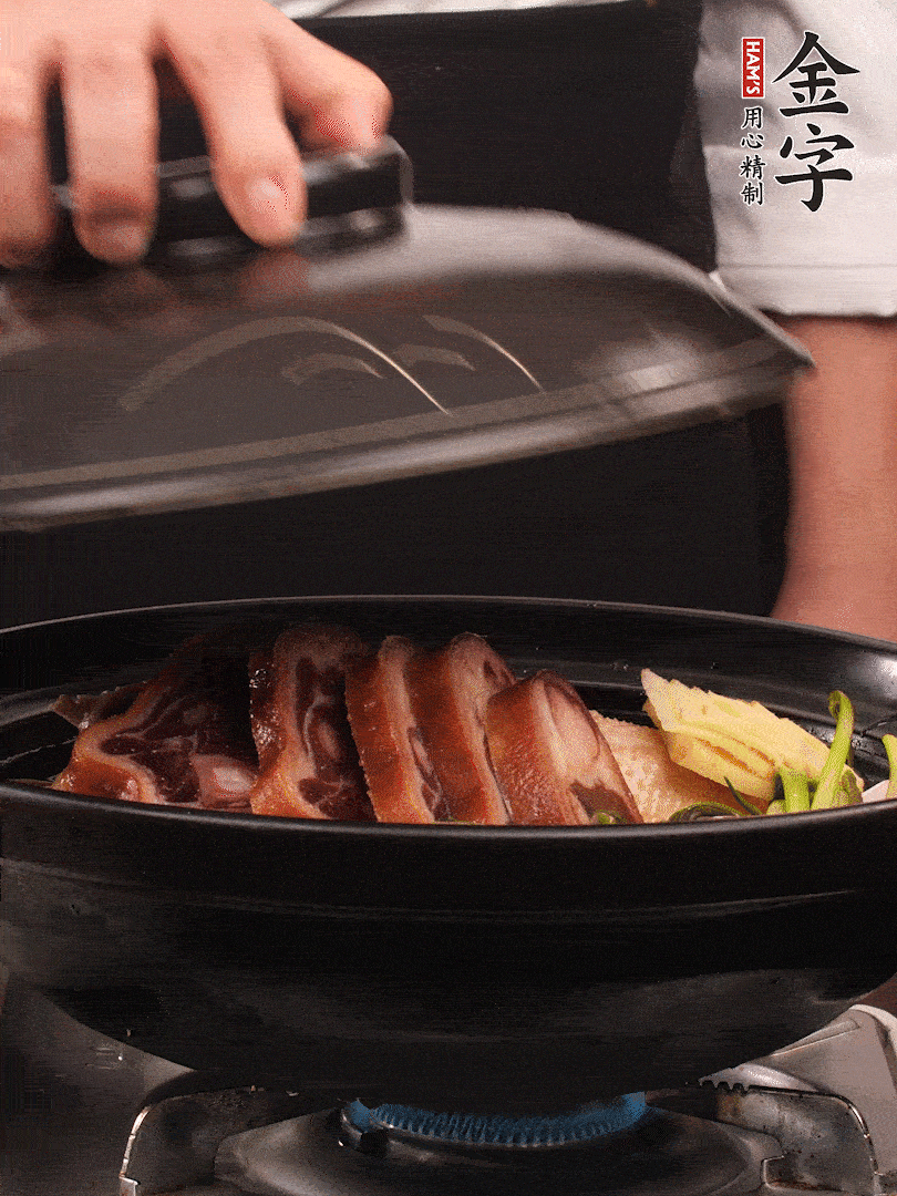 砂鍋蓋蓋子密封，大火燒開(kāi)后轉(zhuǎn)小火，燜煮2小時(shí)