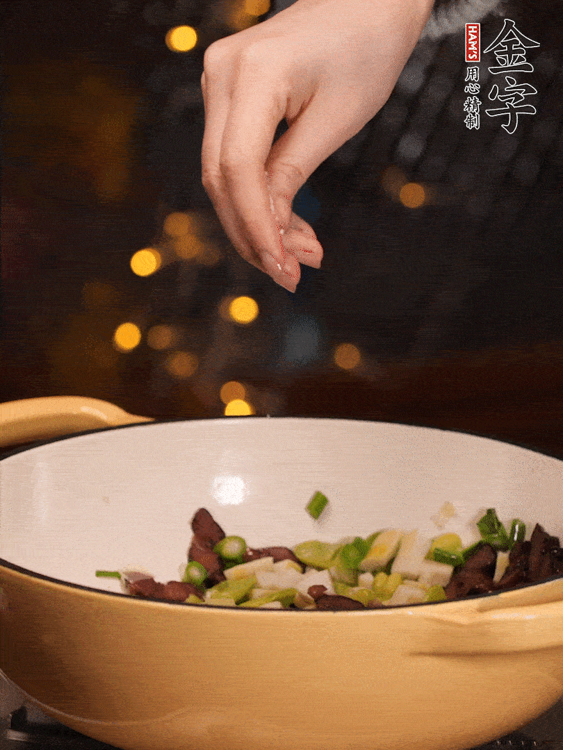 可以加點點水，再加菜苔，加點鹽、味精調(diào)味