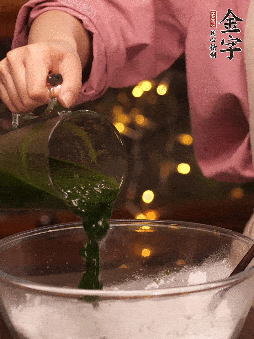 清明粿粉，分次加艾草泥，加點(diǎn)油揉2分鐘