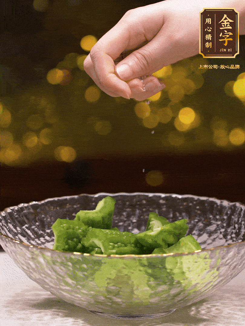 處理好的苦瓜切段（5cm），加點(diǎn)鹽鹽腌一下，去除一下苦味