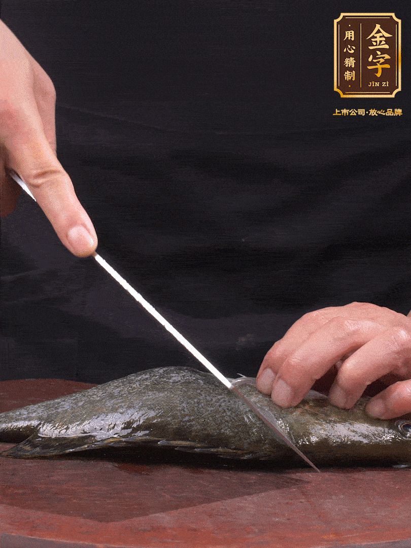 處理桂魚(yú)。收拾好的桂魚(yú)在兩側(cè)開(kāi)花刀