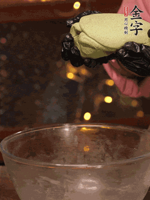 水里放點(diǎn)鹽，燒開后放艾草，一勺小蘇打，撈出浸入涼水，打成艾草泥