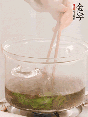 香椿焯水，變色后撈出，切成小段