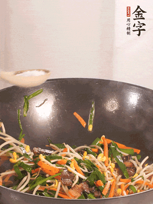 炒合菜：金字醬油肉、綠豆芽、韭菜