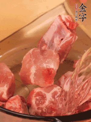 排骨冷水下鍋，加料酒、姜片，煮開綽水
