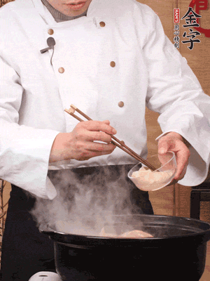 花膠、金湯放入鍋中小火再燉10分鐘
