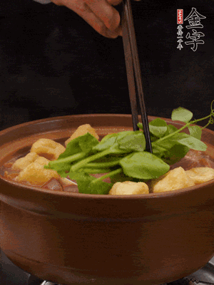 加筒骨煲的經(jīng)典配菜：金字土香腸、油豆腐、千張蓋上蓋子燜一會兒，耐心等候10分鐘。