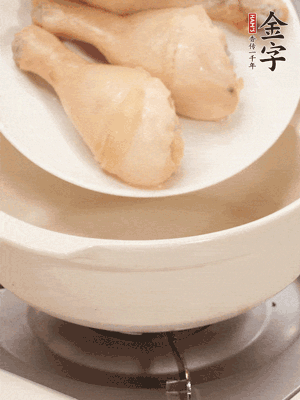 雞腿、火腿、干貝、蒜頭放入砂鍋內(nèi)燉1小時(shí)