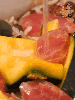 倒入溫開水，水量高出米面一個(gè)指節(jié)。